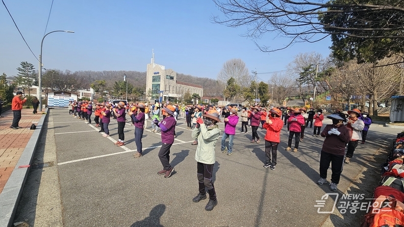 28일 걷기클럽 참가자들이 출발전 스트레칭과 음악근력체조를 하고있다