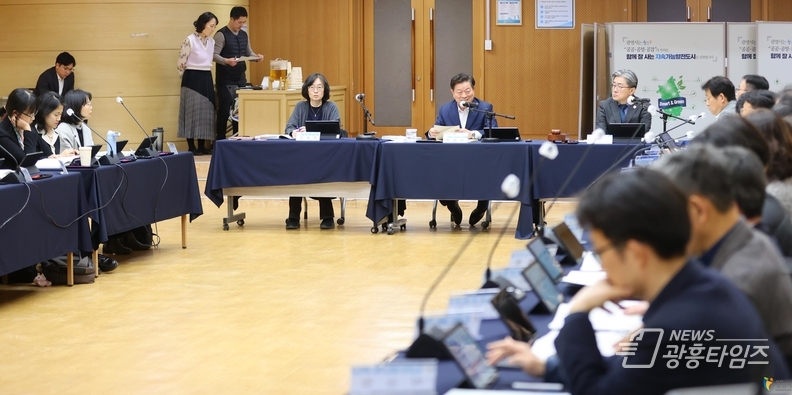 지난 3월 28일 시청 대회의실에서 2025년 제1회 탄소중립녹색성장위원회가 진행되고 있다. 이날 회의에서 '광명시 탄소중립 녹색성장 기본계획'을 심의하고 최종 확정했다.