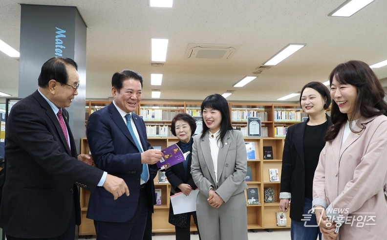 최대호 안양시장이 석수도서관 내에 마련된 치매 도서 코너를 둘러보고 있다 