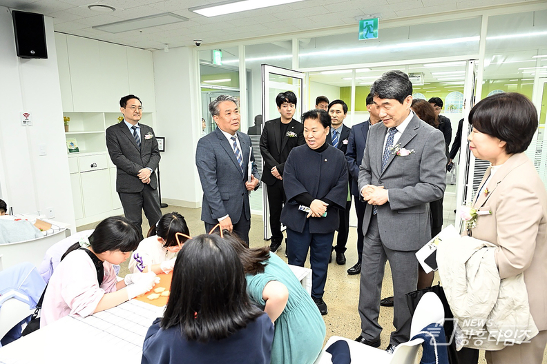 이주호 사회부총리겸 교육부장관과 문정복 국회의원이 소래너나들이 프로그램에 참여하고 있는 아이들의 모습을 지켜보고 있다