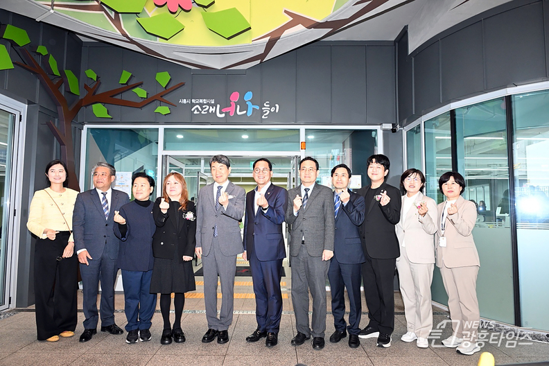 왼쪽 세 번째부터 문정복 더불어민주당 국회의원, 김현주 소래초등학교장, 이주호 사회부총리 겸 교육부장관, 김진수 경기도교육청 제1부교육감 