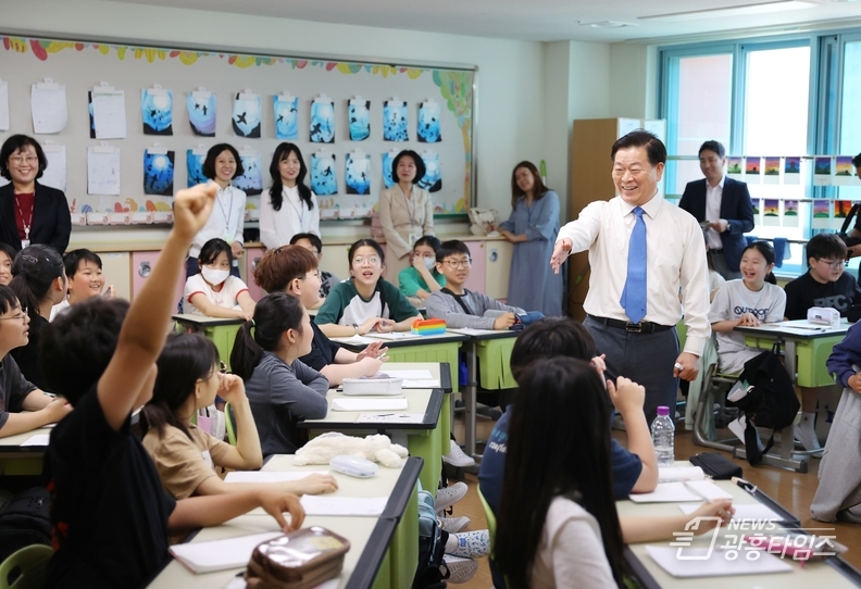 박승원 광명시장이 14일 광명광덕초등학교 '1일 명예 교사'로 참여해 학생들과 진로에 대해 소통하는 시간을 가지고 있다.