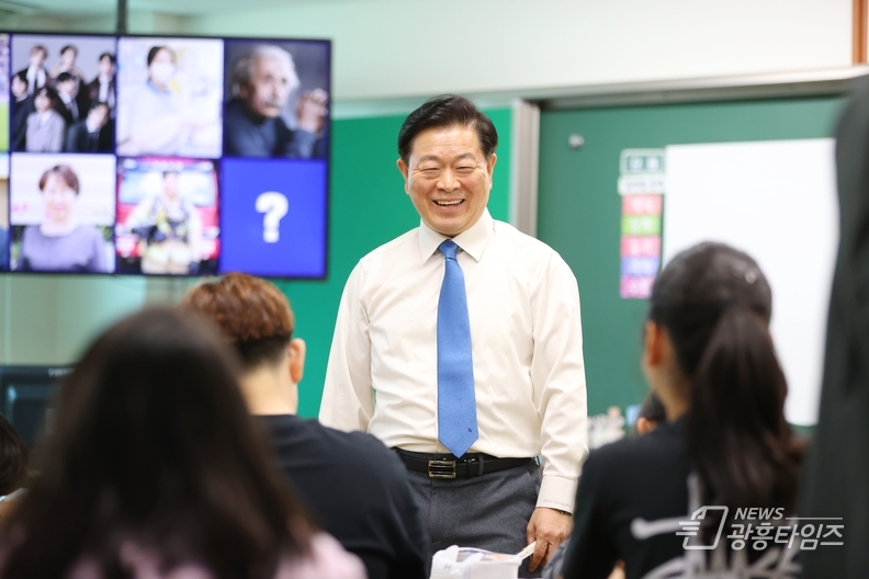 박승원 광명시장, 스승의 날 맞아 광명광덕초등학교 '1일 명예 교사'로 진로 특강