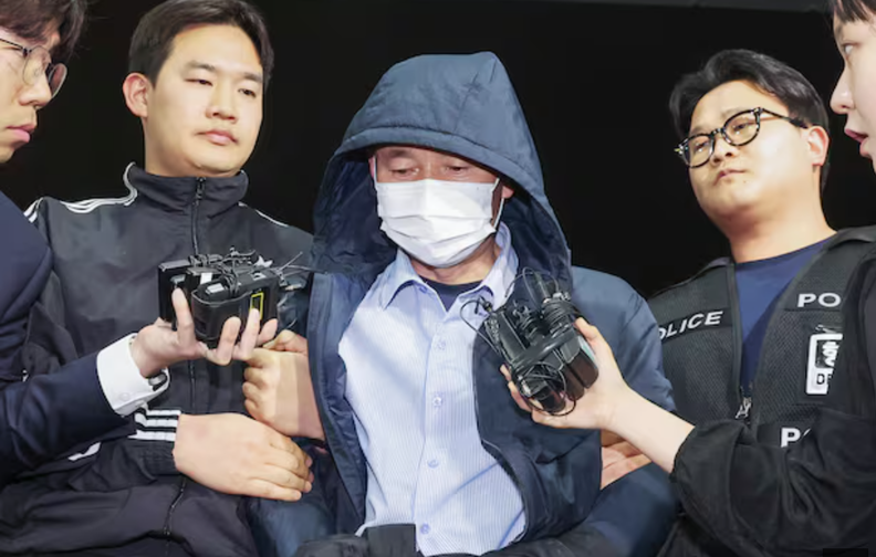 시흥 흉기사건의 용의자인 차철남이 19일 경찰에 긴급체포돼 경기 시흥경찰서로 압송되고 있다_사진 연합뉴스 제공