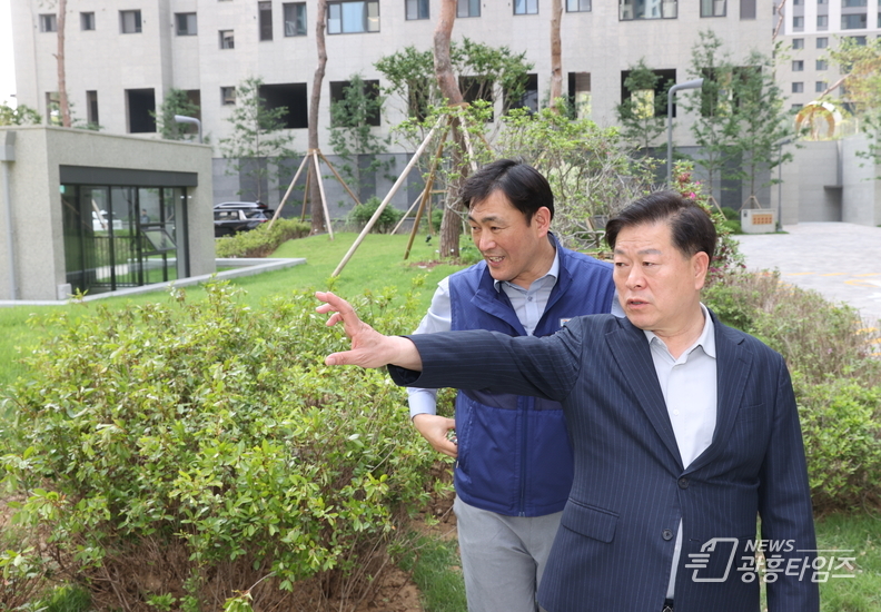 박승원 광명시장이 26일 오후 입주를 앞둔 철산자이더헤리티지 아파트를 방문해 품질 점검을 하고 있다.