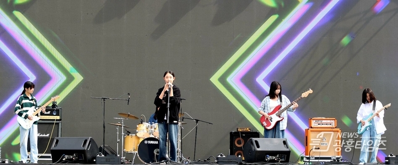 안양시 청소년 동아리팀 포블리스가 지난 24일 평촌중앙공원의 안양시 청소년 축제 무대에 올랐다