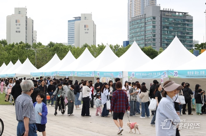지난 24일 평촌중앙공원에서 열린 제27회 안양시 청소년 축제가 많은 참여자들로 북적였다