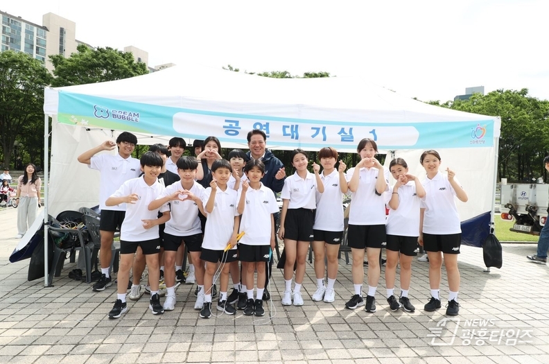 최대호 안양시장이 24일 청소년 축제에서 공연을 앞둔 동아리 점프스쿨관양팀과 기념촬영을 했다