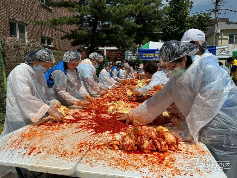 국제로타리3750지구 동안양로타리클럽 회원들이 김치를 담그며 한국의 전통 김치문화를 체험하고 있다