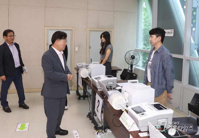 박승원 광명시장이 28일 오후 철산3동 행정복지센터 내 설치된 사전투표소를 방문해 준비 상황을 점검하고, 투표사무원들을 격려하고 있다.