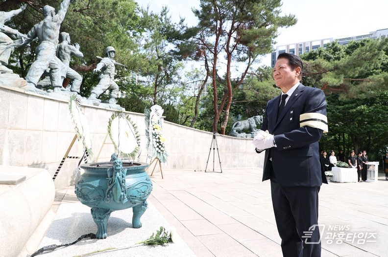 최대호 안양시장이 6일 안양동 현충탑에서 열린 제70회 현충일 추념식에서 헌화하고 있다.
