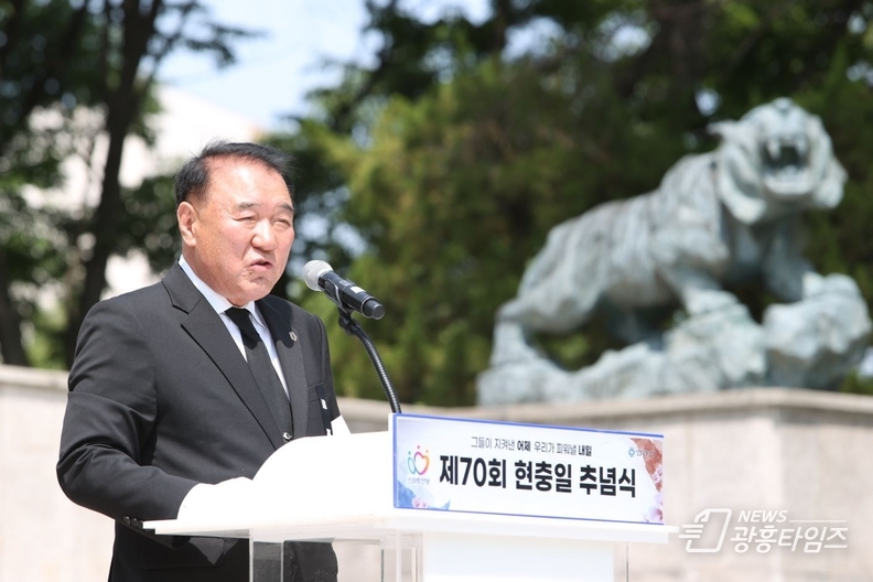 심상원 대한민국전몰군경유족회 안양시지회장이 6일 제70회 현충일 추념식에서 추모사를 하고 있다.