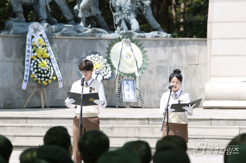 안양시 만안구 안양동 현충탑에서 열린 현충일 추념식에서 인덕원고등학교 학생들이 추모 헌시를 직접 낭독했다.
