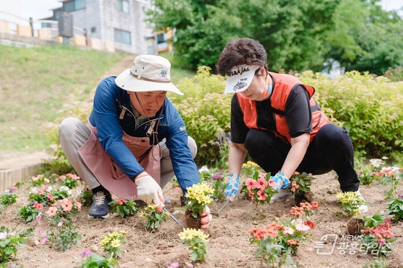 오산시, '2025 시민참여 오산천단장 행사' 성황리 개최