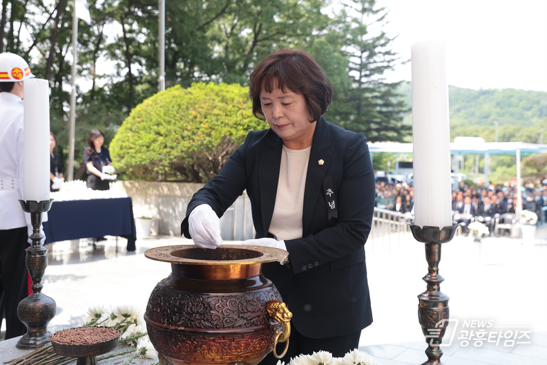 분향하는 오인열 의장