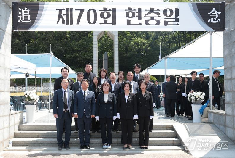 시흥시의회, 제70회 현충일 맞아 현충탑 참배