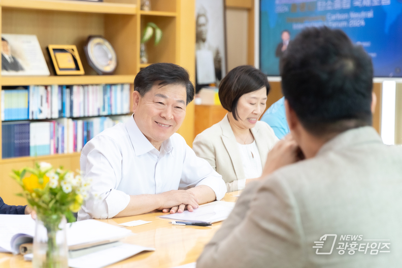 박승원 광명시장이 12일 시장실에서 열린 ‘민생안정지원금 효과분석 연구용역’ 착수보고회에서 경청하고 있다.