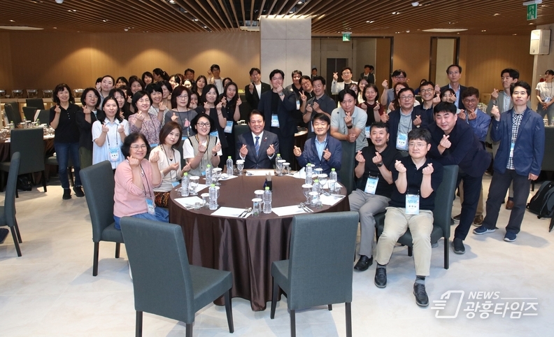 안양시 인재육성재단은 2025년 중고등학교 진로교사 및 대학교 교육 사업 담당자 워크숍을 개최했다