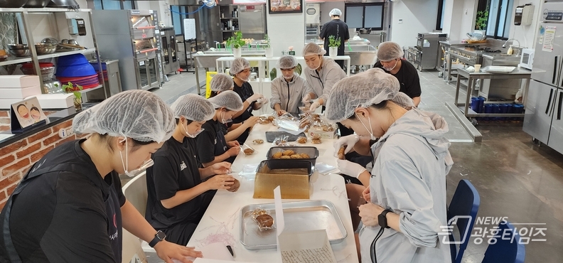 광명을 위한 원팀 SK슈가글라이더즈 핸드볼 구단·광명도시공사·광명시자원봉사센터, 지역아동센터 아동을 위한 쿠키 나눔 진행