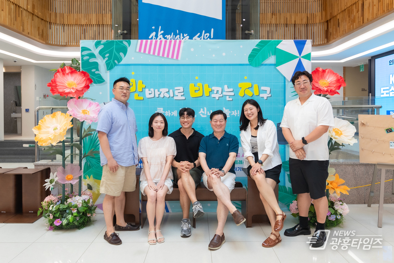 박승원 광명시장(왼쪽에서 네 번째)이 23일 오전 반바지 시즌의 일환으로 열린 ‘반바지 데이’ 행사에 참여해 본관 로비 포토존에서 직원들과 기념사진을 촬영하고 있다.