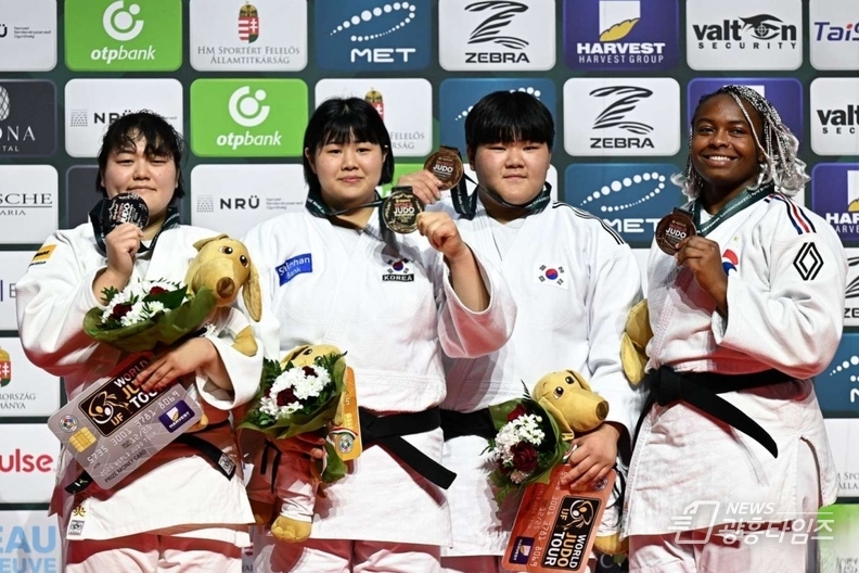안산시청 소속 김하윤 선수(왼쪽 두번째)가 ‘2025 국제유도연맹(IJF) 세계선수권대회'에서 금메달을 획득하고 기념촬영을 하고 있다.