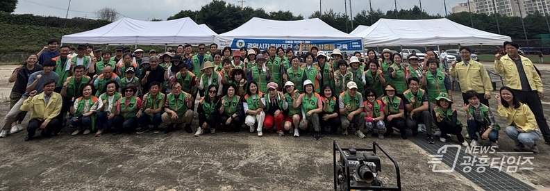 지난 24일 소하배수펌프장에서 자율방재단과 19개 동 재난담당자 등 100여 명을 대상으로 여름철 풍수해 재난 대비 수중펌프 작동 실습 교육을 실시했다.