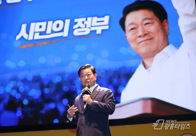 박승원 광명시장이 지난 24일 광명극장에서 열린 제6회 자치분권 포럼 ‘자치분권 아리랑’에서 발표하고 있다.