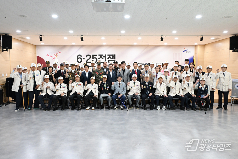 이민근 안산시장(사진 가운데)를 포함한 6.25 참전유공자 등 관계자들이 행사를 마치고 기념촬영을 하고 있다.