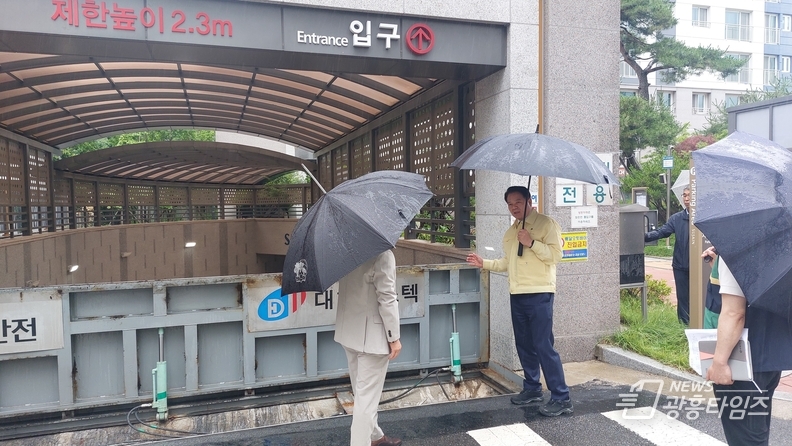 안양시는 최대호 안양시장이 25일 오후 5시 동안구 비산동의 한 공동주택을 방문해 차수판을 살펴보고 있다 