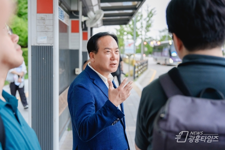 이권재 오산시장, 서울역행 버스서 시민과 소통