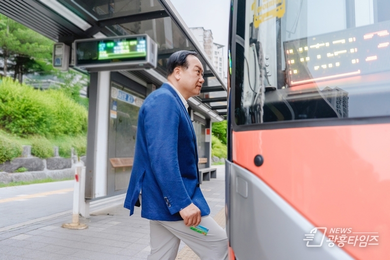 이권재 오산시장, 서울역행 버스서 시민과 소통