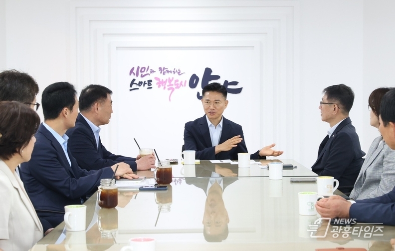 이계삼 안양시 부시장(가운데)과 간부공무원들이 1일 오전 9시 시청 본관 3층 간부회의실에서 간부공무원들과 환담을 나누고 있다
