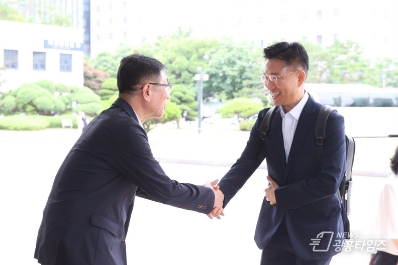 이계삼 제32대 안양시 부시장(오른쪽)이 1일 오전 8시50분경 안양시청 청사로 첫 출근을 하고 있다