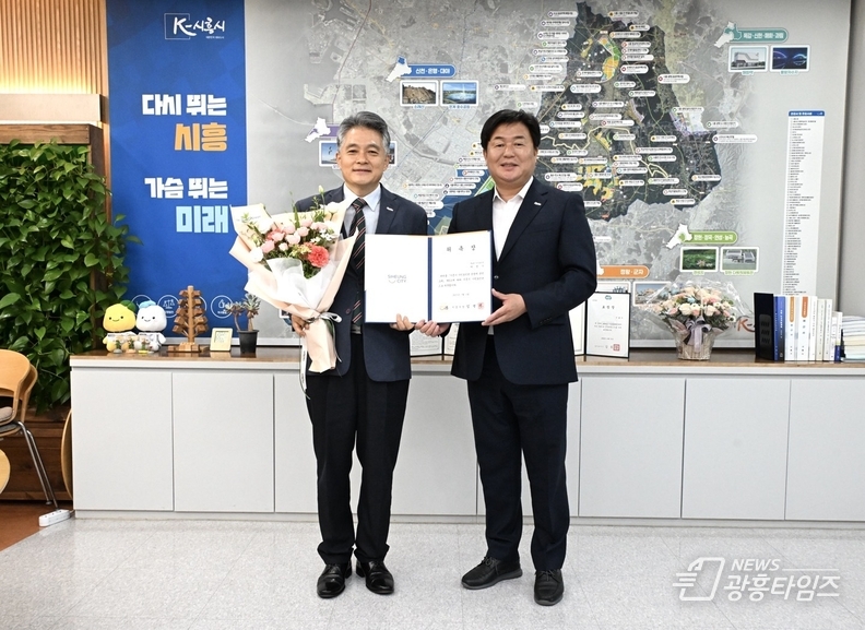 제6대 시민호민관으로 위촉된 박명기 시민호민관(사진 왼쪽)과 임병택 시장