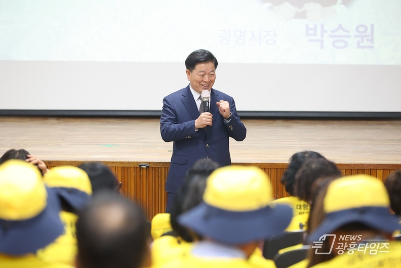박승원 광명시장이 7일 오전 열린시민청에서 개최한 '2025년 하반기 안전보안관 발대식'에 참석해 인사말을 하고 있다.