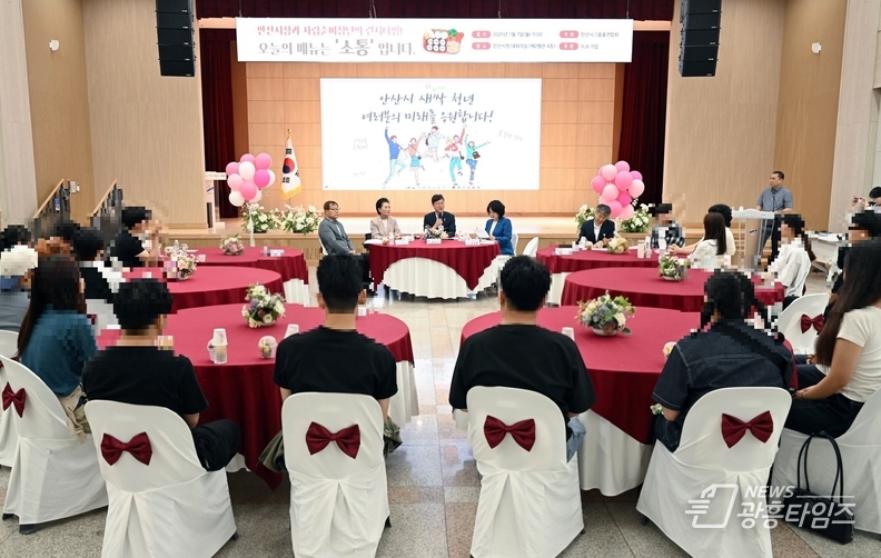 이민근 안산시장(사진 가운데)을 포함한 자립준비 청년들이 7일 간담회를 진행하고 있다.