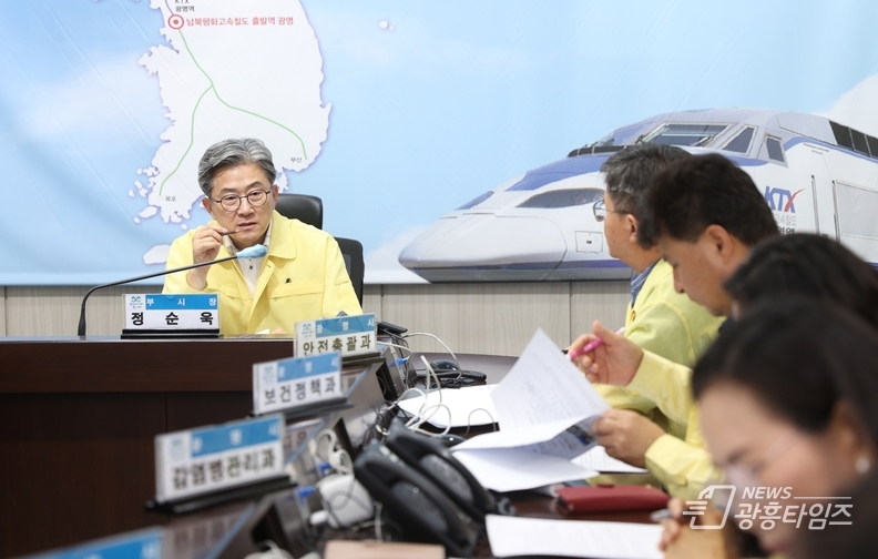 정순욱 광명시 부시장이 10일 오후 시청 재난안전상황실에서 열린 '2025년 폭염 종합대책 회의'를 주재하고 있다.