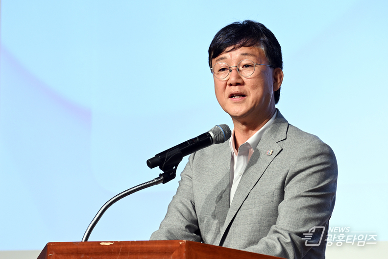 이민근 안산시장이 14일 안산문화예술의전당 국제회의장에서 개최된 '안산미래연구원 개원 기념 세미나'에 참석해 인사발언을 하고 있다.