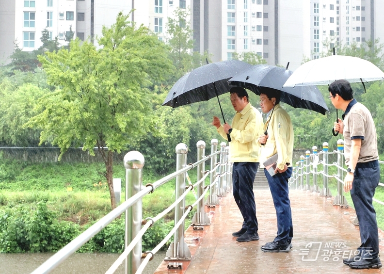 안양시에 호우주의보가 발효됨에 따라 최대호 안양시장이 충훈2교와 쌍개울 하천에 대한 긴급 현장점검에 나섰다 