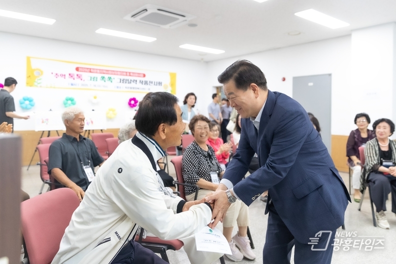 박승원 광명시장(사진 오른쪽)이 16일 ‘우리동네 시장실’의 일환으로 학온동을 방문해 학온동 지역사회보장협의체 특화 사업인 ‘추억 톡톡, 그림 쏙쏙’ 참여 어르신과 인사를 나누고 있다.
