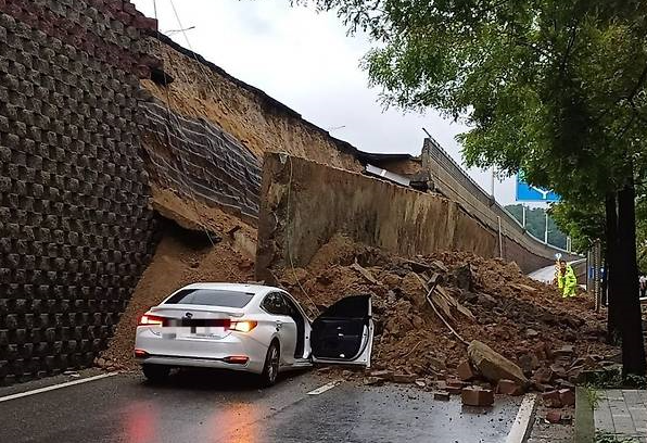 16일 오후 경기 오산시 가장교차로 고가도로 옹벽이 무너져 소방관들이 매몰된 차량 구조작업을 하고 있다. 사진=뉴스1