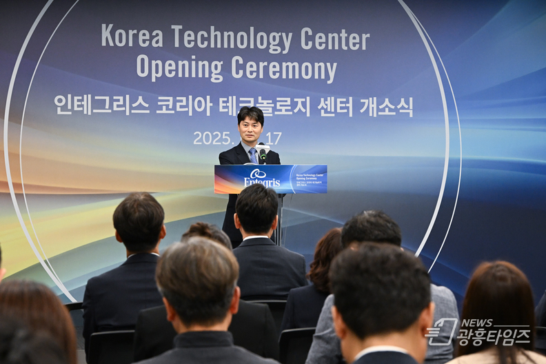 허남석 안산시 부시장이 17일 인테그리스 코리아 테크놀로지 센터 개소식에 참석해 축사를 진행하고 있다.