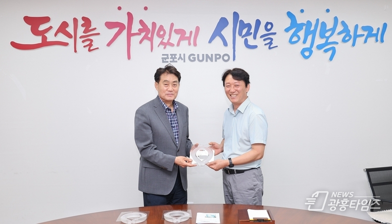공무직에 냉감목도리 전달