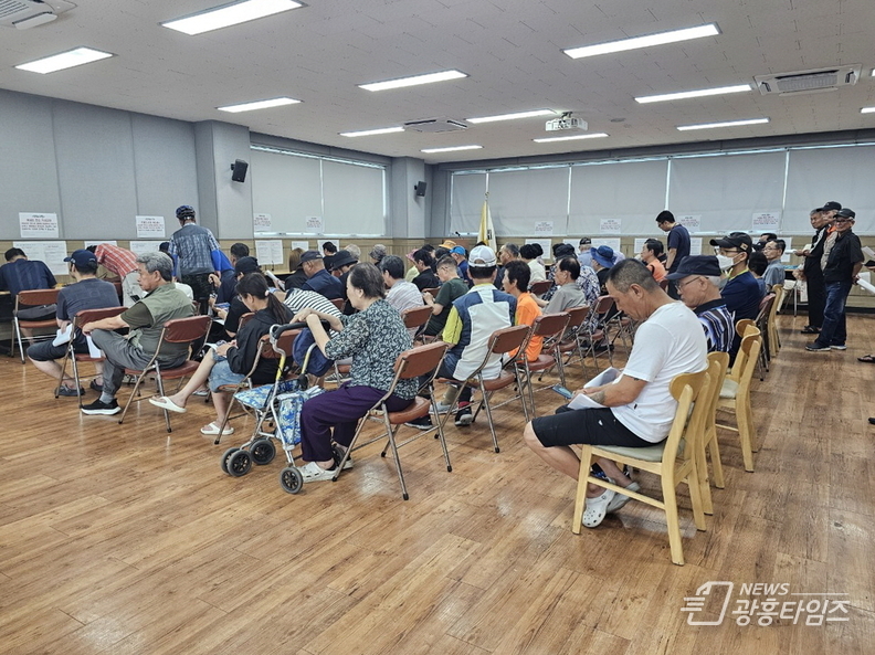 민생회복 소비쿠폰 신청 첫날 신천동 행정복지센터에서 신청자들이 대기하고 있다