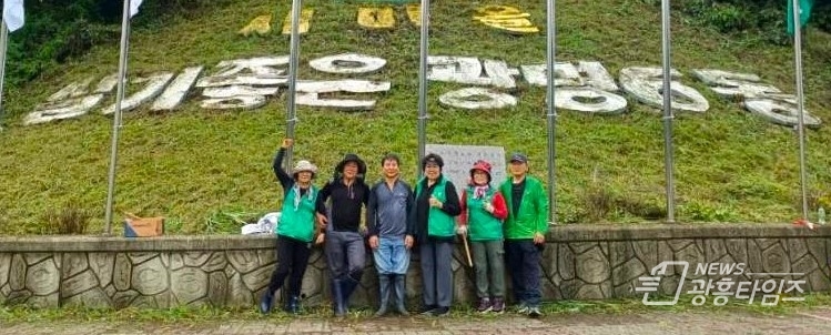 광명시 광명6동 새마을지도자협의회와 부녀회는 지난 21일 단체원 15여 명이 참여한 가운데 광남교 사거리에 위치한 새마을동산에서 환경정화 활동을 실시했다.