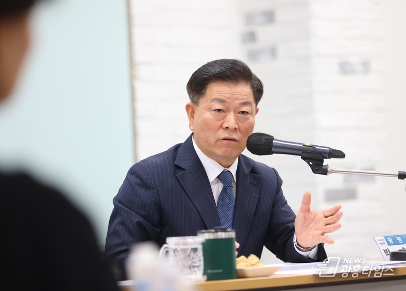 박승원 광명시장이 23일 오후 시청 중회의실에서 열린 ‘지속가능관광 활성화 용역’의 최종보고회에서 발언하고 있다.