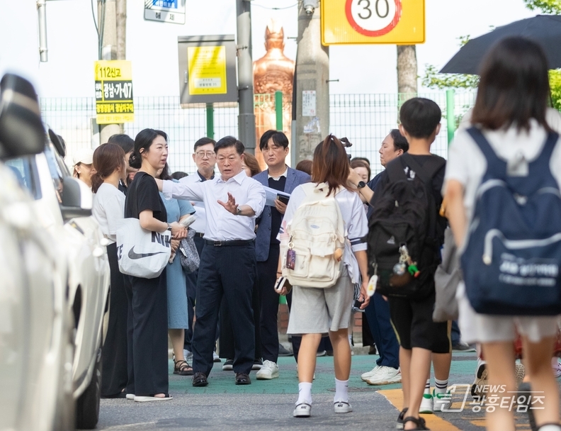 박승원 광명시장이 지난 23일 아침 광명남초등학교 통학길을 방문해 안전점검을 하고 있다