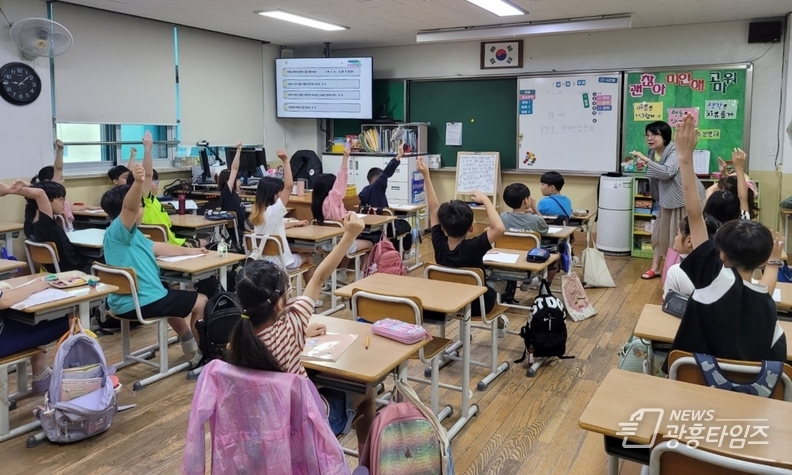 지난 16일 하안북초등학교에서 '초등학생 치매파트너' 양성교육이 진행 중이다.