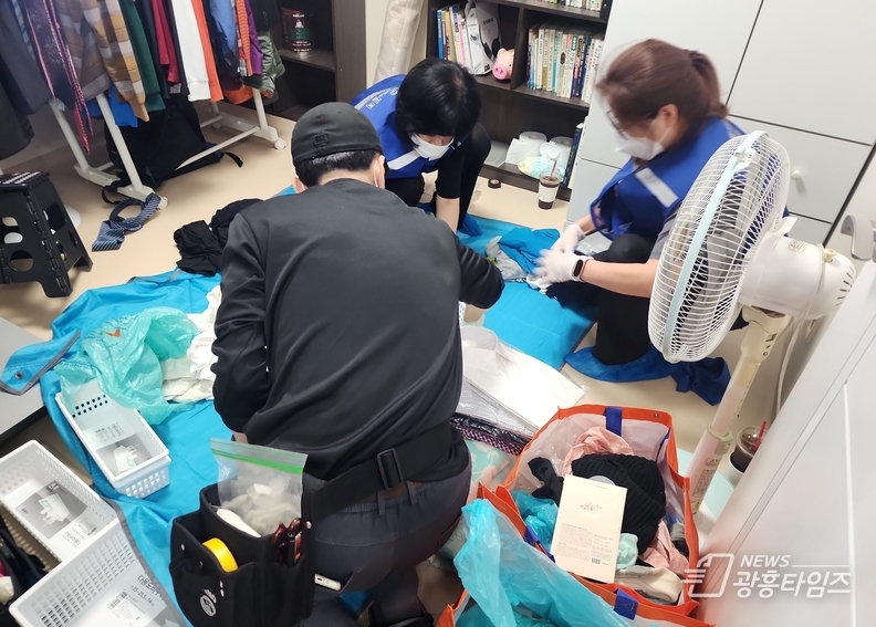 청소전문관리사 과정 수료생들이 취약계층 주거지에서 청소봉사를 하고 있다.