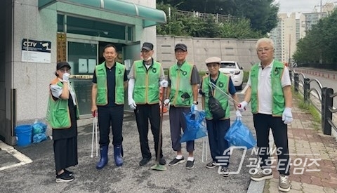 광명시 철산1동 자율방재단은 지난 24일 장마철을 맞아 관내 빗물받이, 배수로, 하수구 등 주요 배수 시설 점검을 완료했으며, 집중호우 이후에도 위험 요소 차단을 위해 꾸준히 예찰활동을 이어가고 있다.